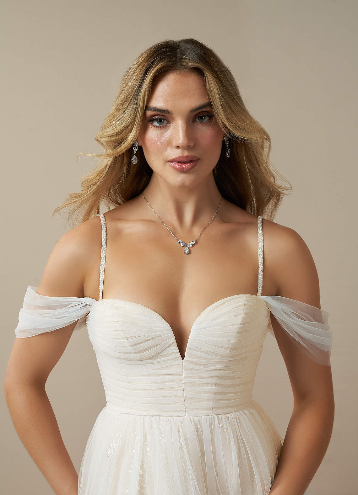 Azazie Maia Vente Finale Robe Trapèze en Tulle Épaule décolletée Diamant Blanc Champagne image11