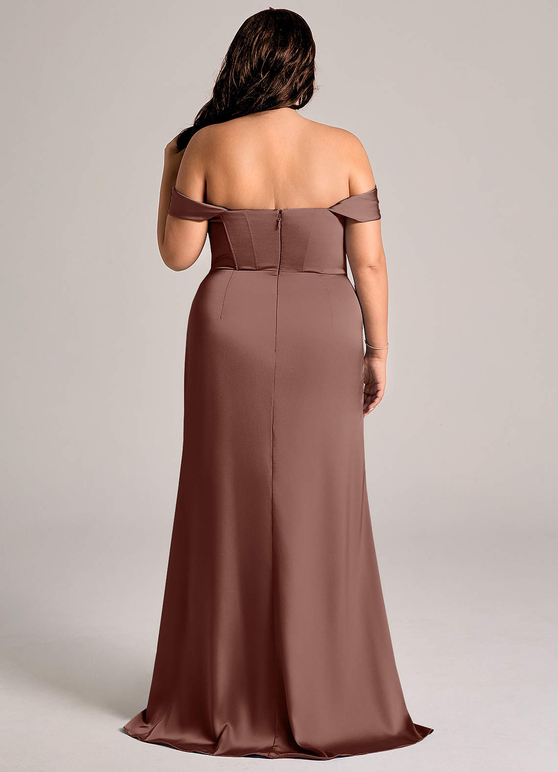 Azazie Johana Robes de demoiselle d'honneur Robe Sirène Convertible en Satin extensible Épaule décolletée Expresso image8