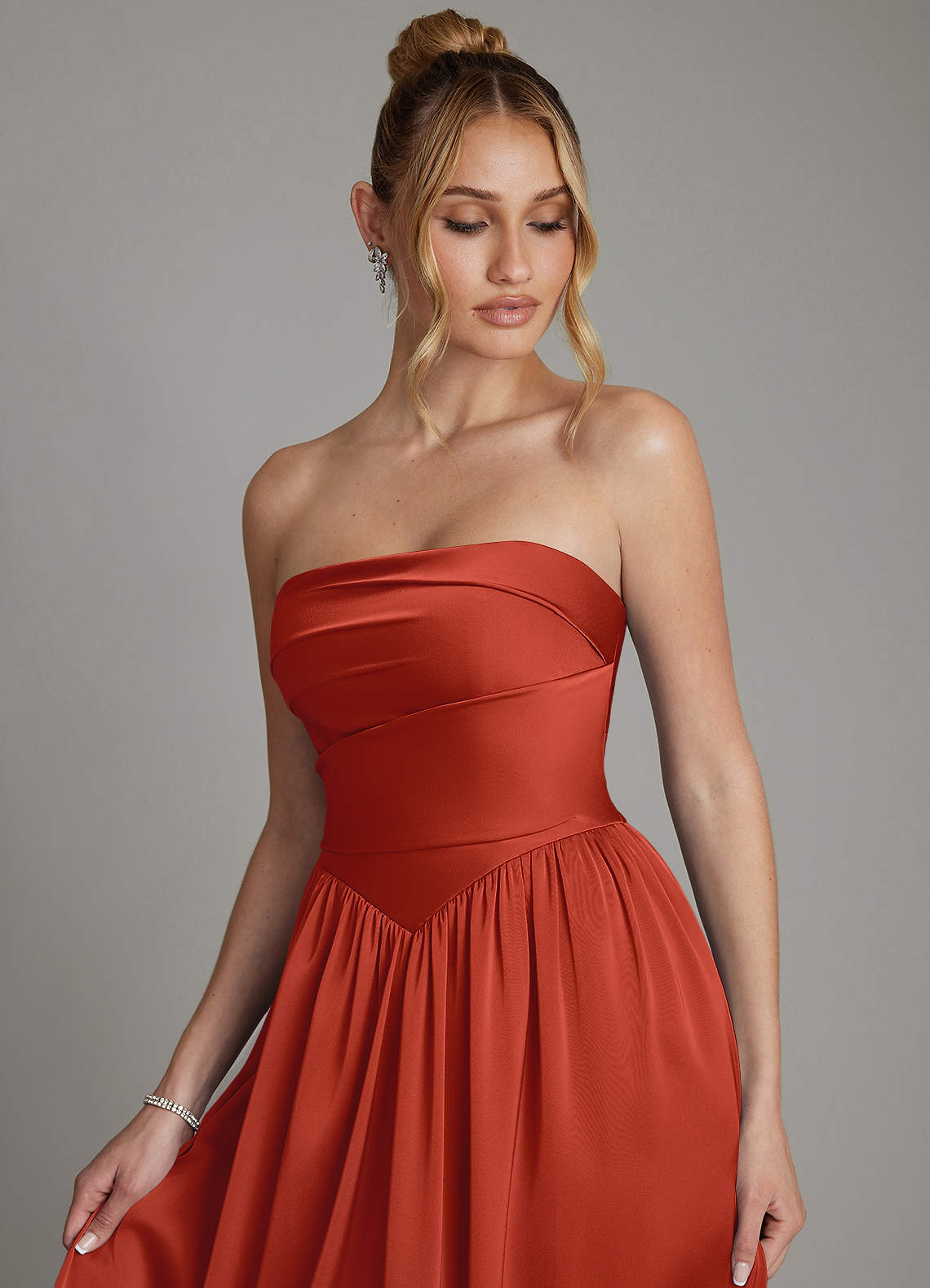 Azazie Zena Robes de demoiselle d'honneur Robe Trapèze en Satin extensible Sans bretelles Rouille image2