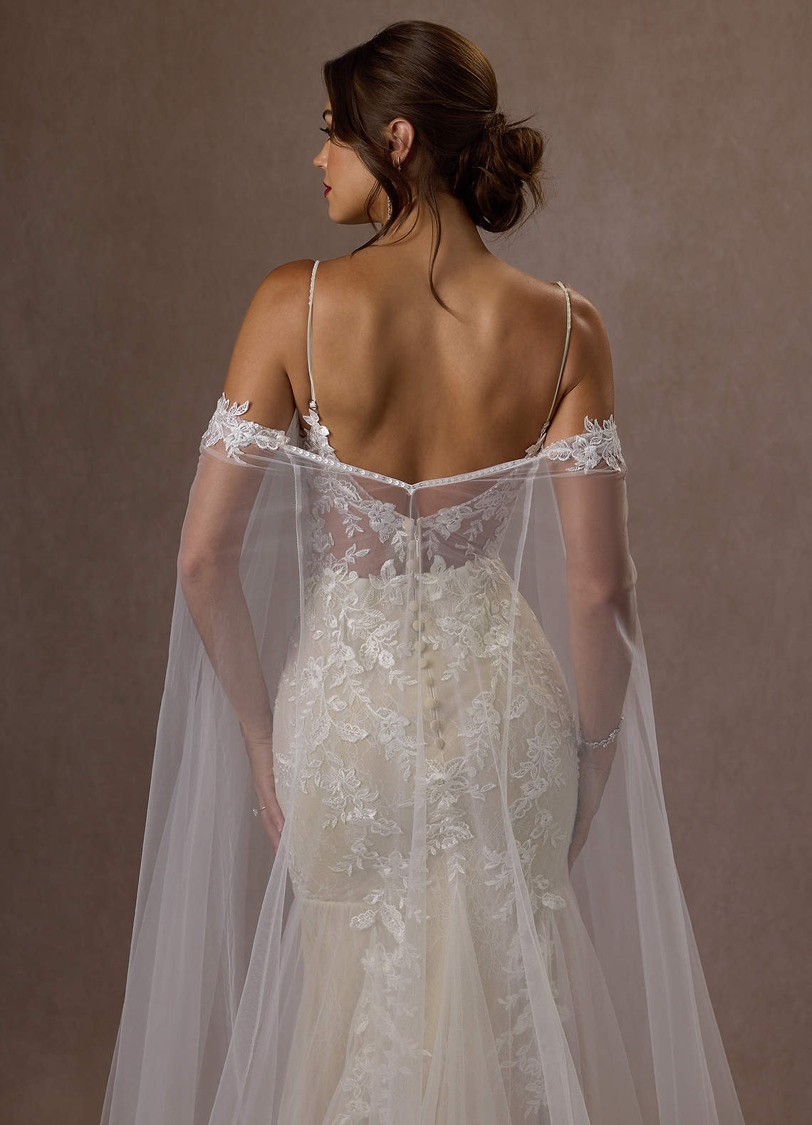 Azazie Leonie Vestidos de novia Vestido de Blanco Diamante Champán de Tul de Corte Sirena con Lentejuelas Cuello V image11