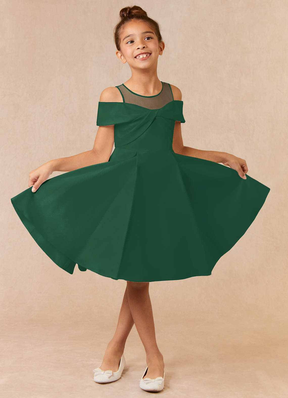 Azazie Shirin Robe Demoiselle D'honneur Fillette Robe Trapèze en Mat Satiné Épaule décolletée Vert Foncé image1