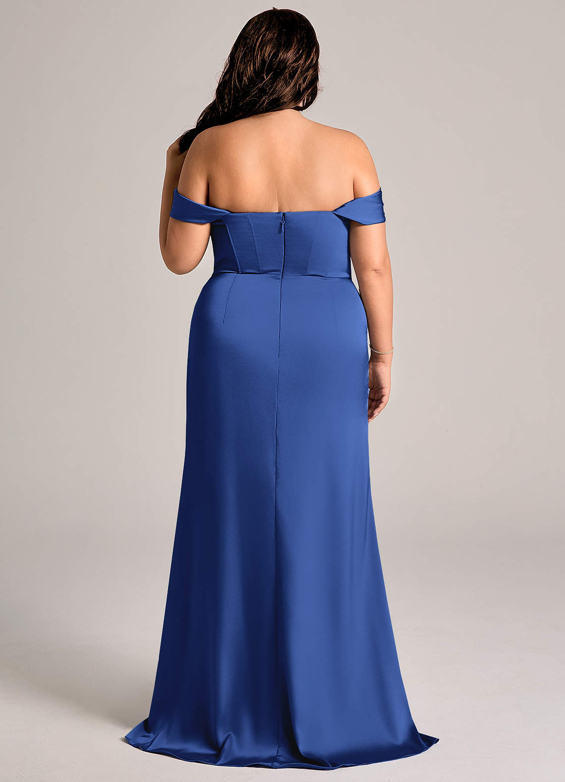 Azazie Johana Vestidos de madrinha de casamento Vestido Royal Blue de Cetim elástico de sereia com Ombros Caídos image8