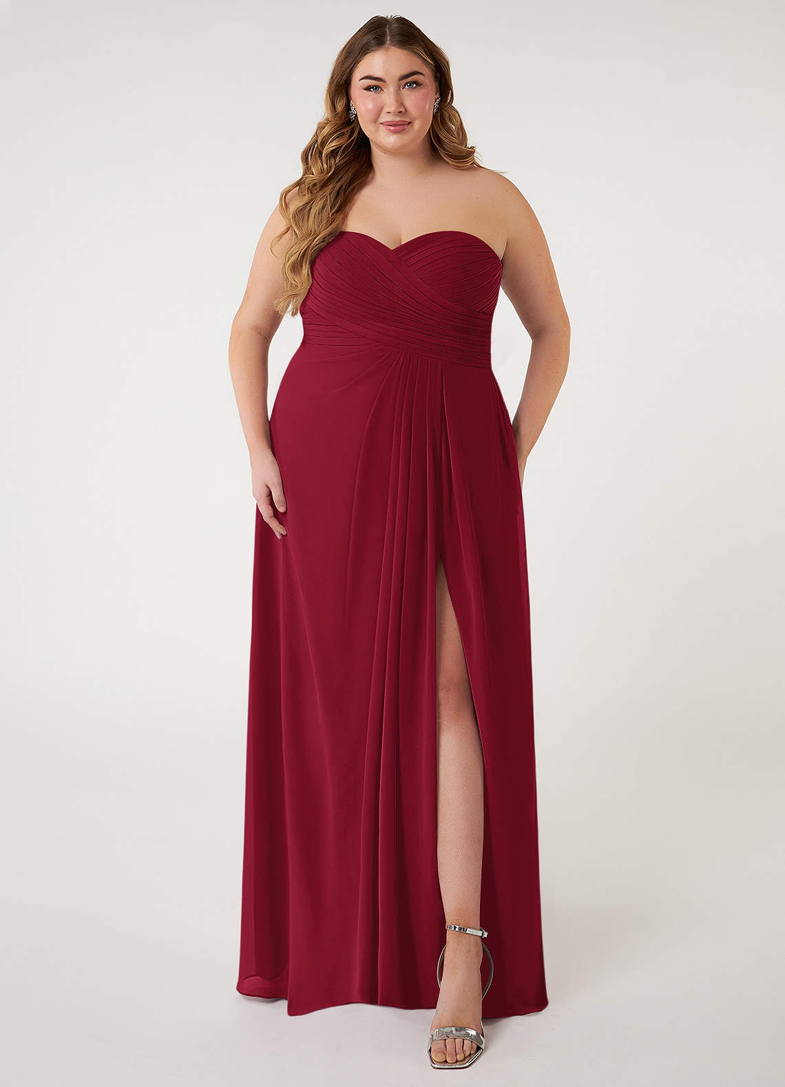 Azazie Arabella Allure Vestidos de damas de honor Vestido de Borgoña de Gasa de Corte en A Convertible con Escote de Corazón image1