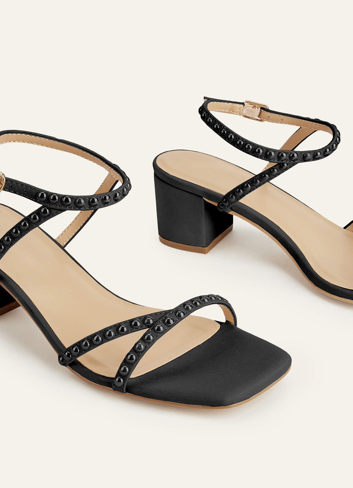 front Matchande färg metalliska satinpärlprydda fyrkantiga tåblockklackar