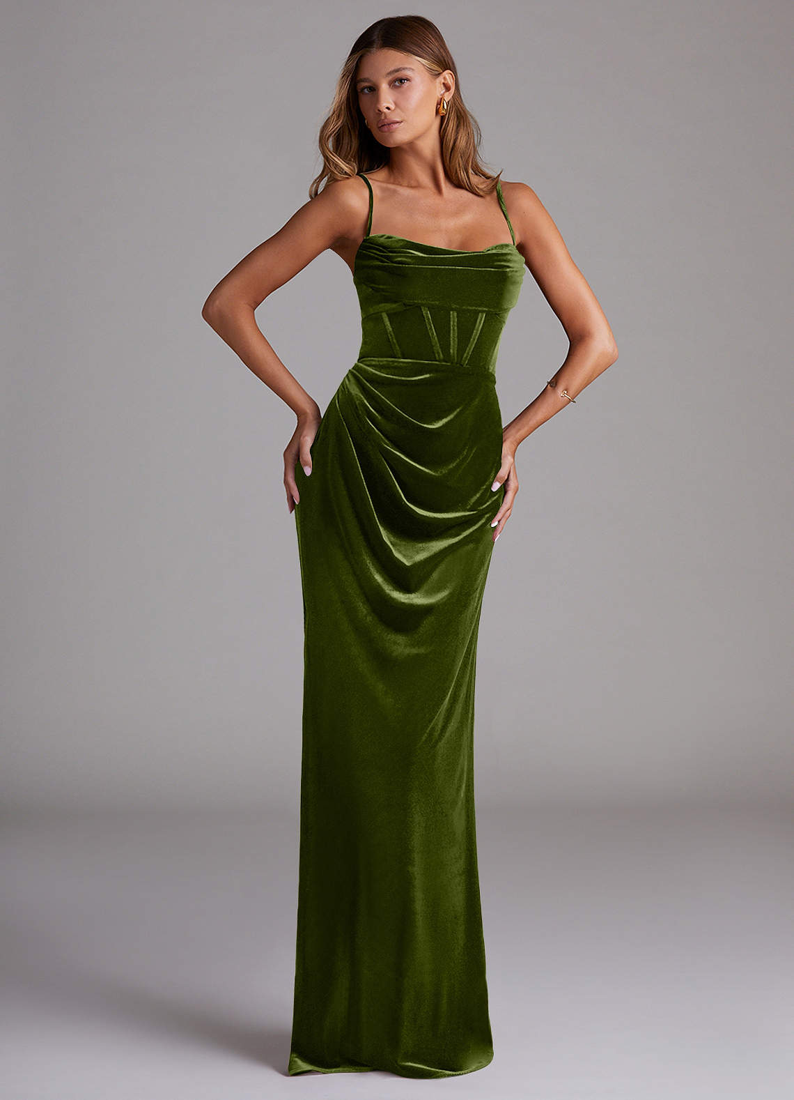 Azazie Mai Vestidos de damas de honor Vestido de Oliva de terciopelo de Corte Recto con Escote de Corazón image1