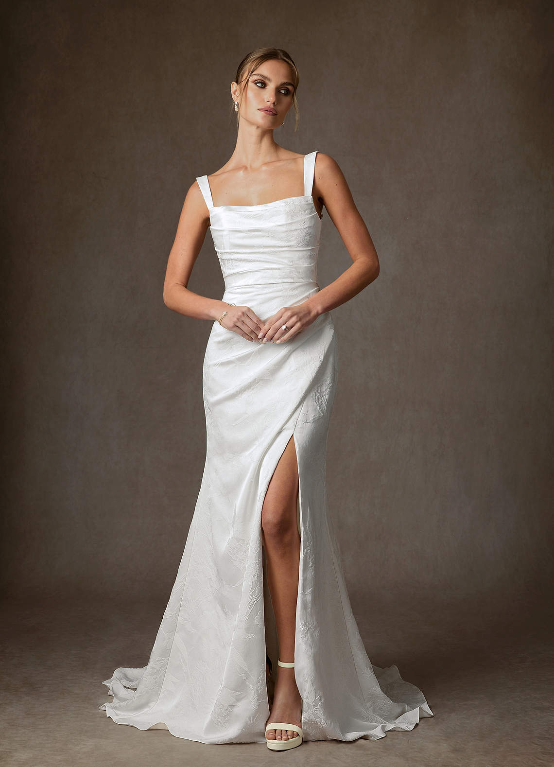 Azazie Tilly 웨딩드레스 쉬스 오프 더 숄더 플로럴 자카드 스윕 트레인 드레스 image6