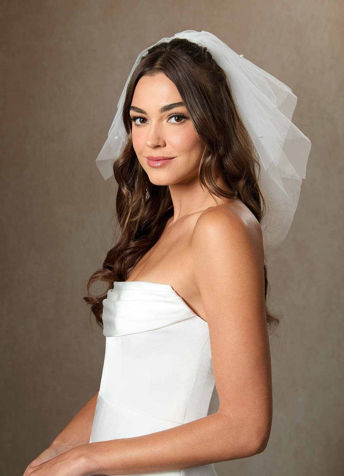 front Véu em camadas com pérolas espalhadas na altura dos ombros