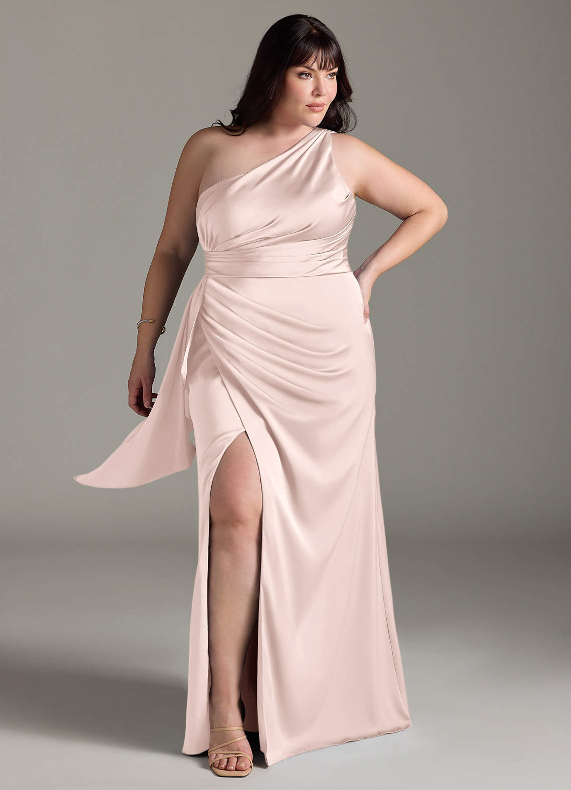 Azazie Maive Robes de demoiselle d'honneur Robe Fourreau en Satin extensible Rayé Rose Pâle image1