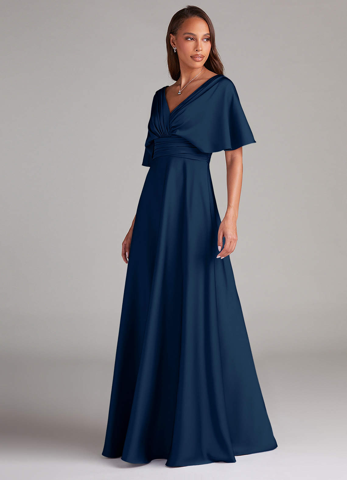 Azazie Pamela Robes de demoiselle d'honneur Robe Trapèze en Satin extensible Plissée Bleu Marine Foncé image3