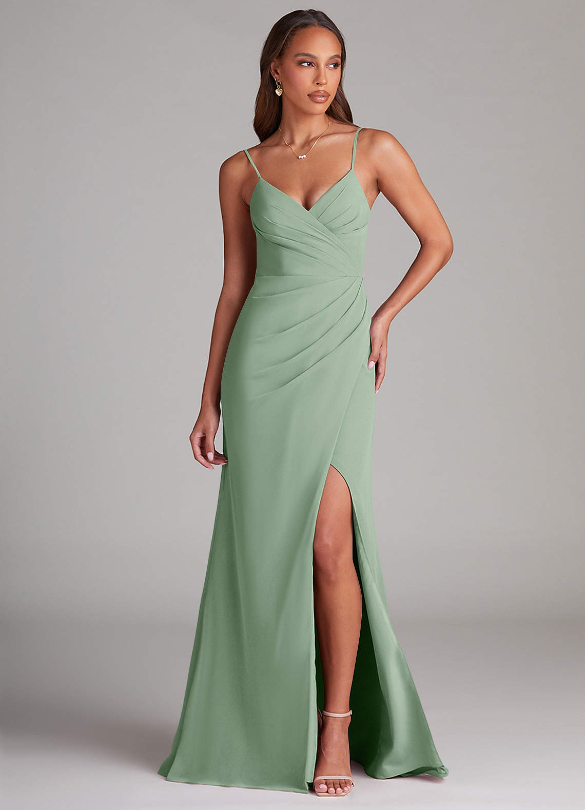 Azazie Maci Robes de demoiselle d'honneur Robe Fourreau en Mousseline de soie Plissée Matcha image1