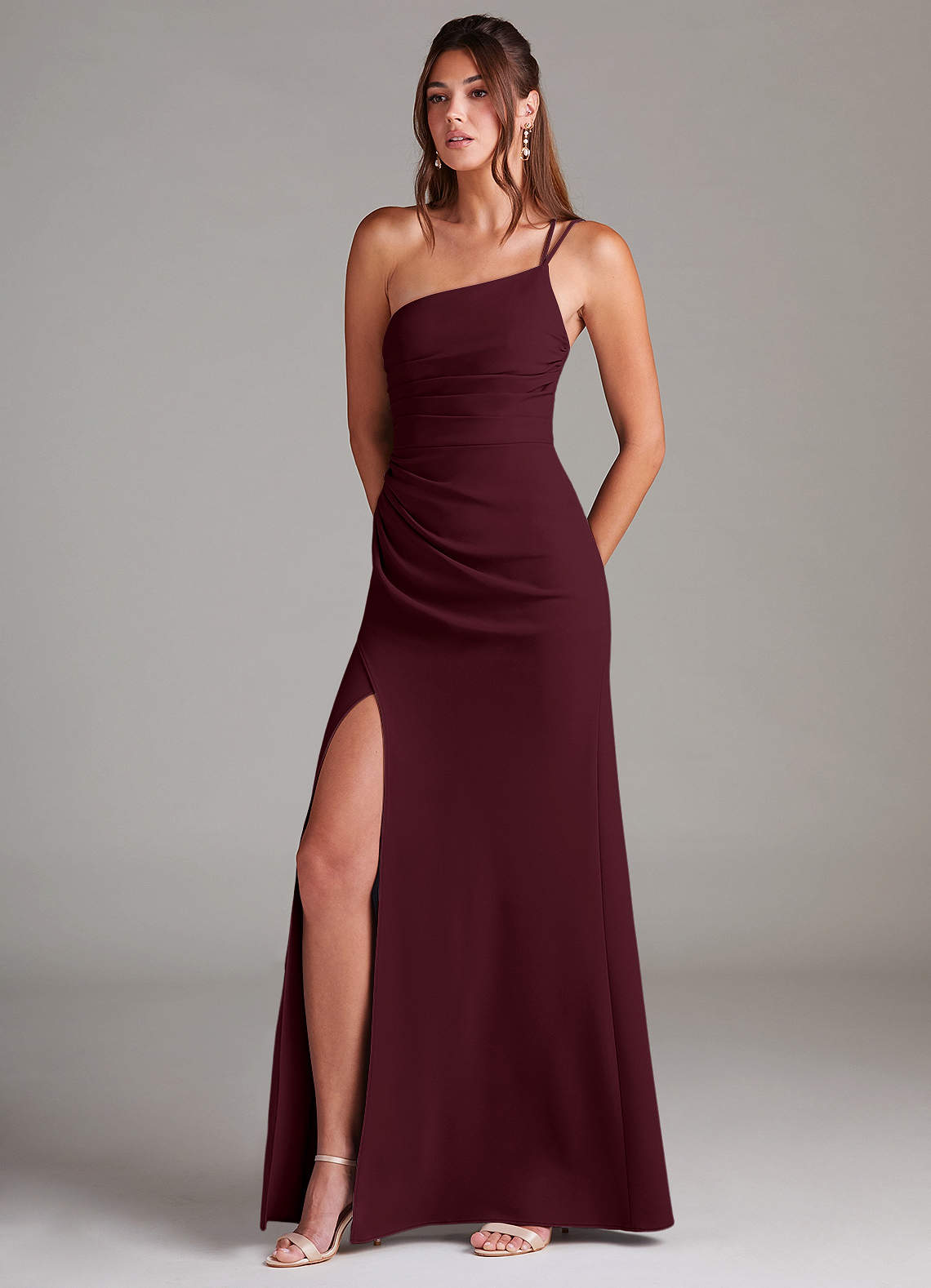 Azazie Eren Abiti da Damigella Abito Tubino in Crepe Elasticizzato Monospalla Cabernet image1