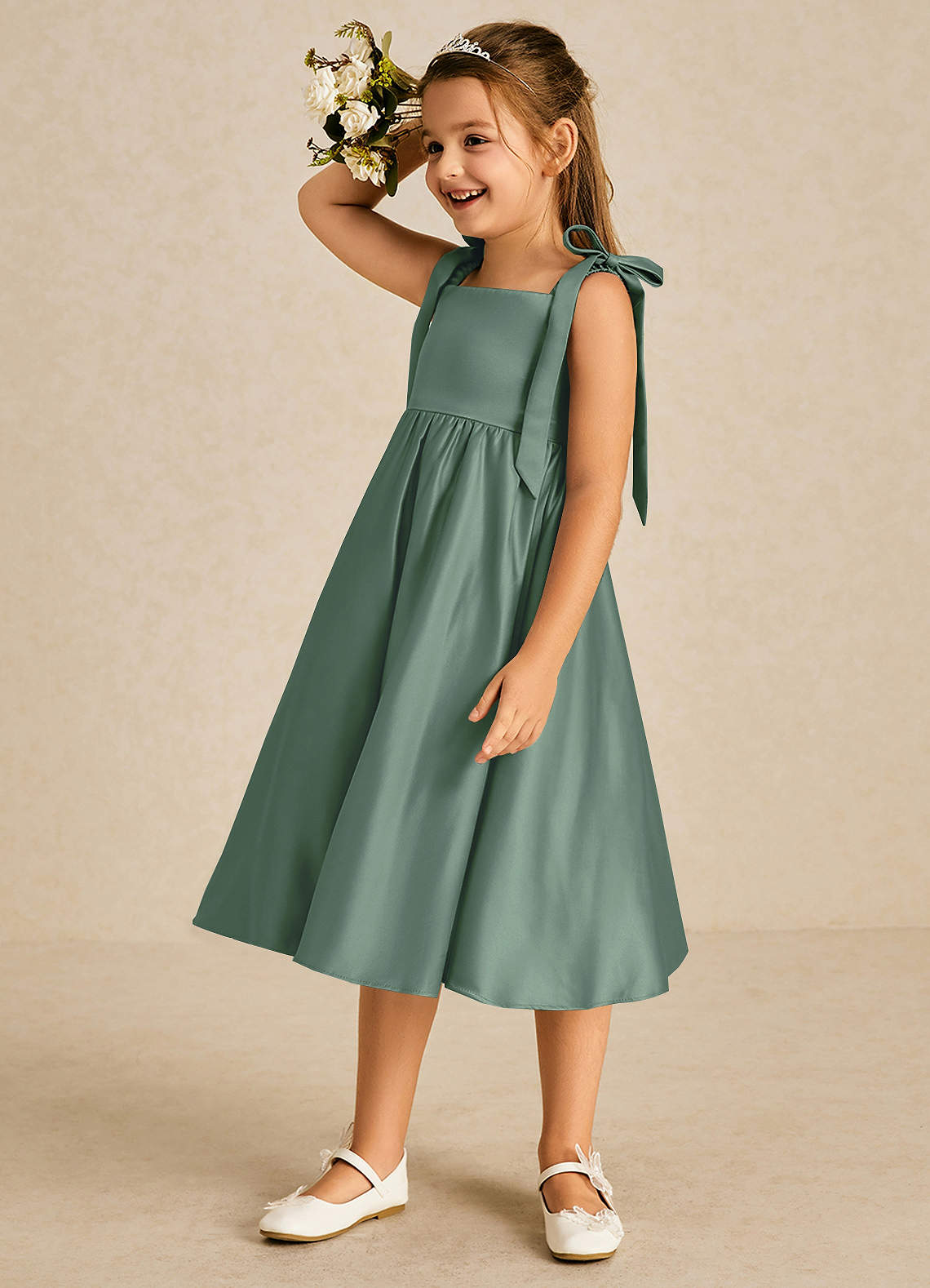 Azazie Chelsie Blumenmädchenkleider A-Linie Schleifen Matte Satin Kleid Eukalyptus image3