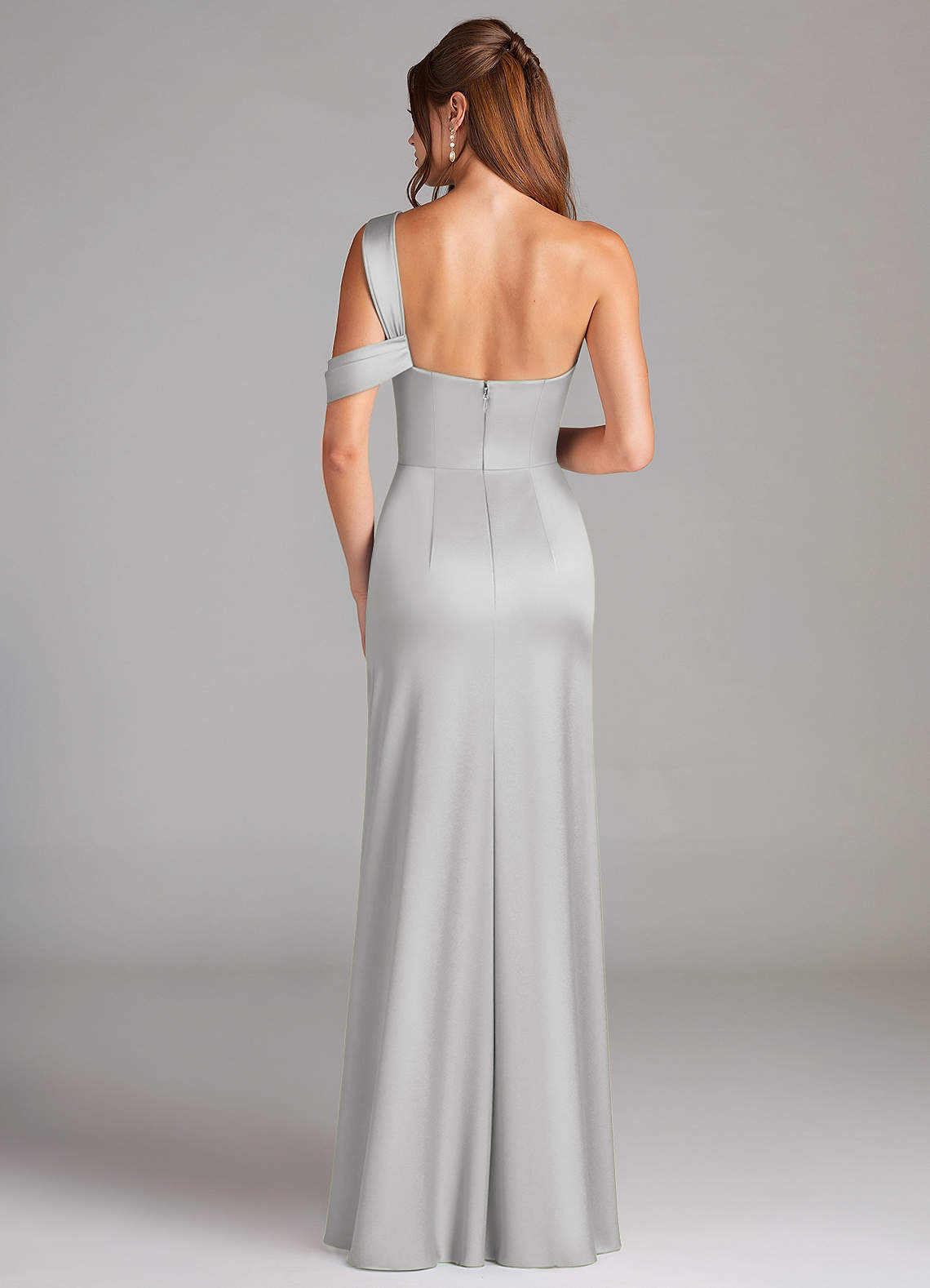 Azazie Wynter Vestidos de damas de honor Vestido de Plata de Satén Elástico de Corte Recto con Hombro unilateral image5