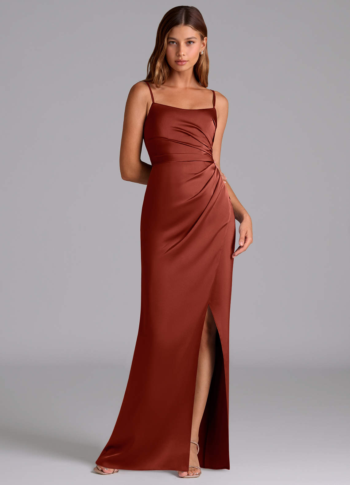 Azazie Calandra Vestidos de damas de honor Vestido de Terracota de Satén Elástico de Corte en A con Plisado image1