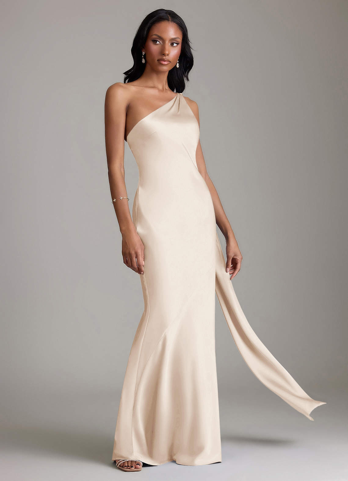 Azazie Juniper Brudtärnklänningar Klä av Sjöjungfru i Stretch Satin Ena axeln Vit Alabaster image4