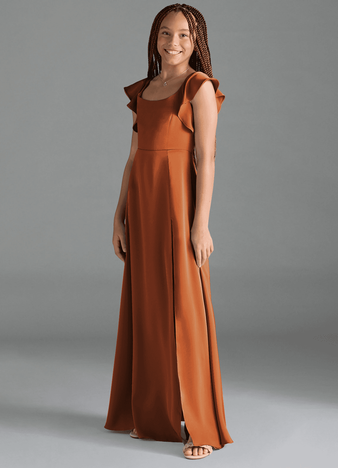 Azazie Bondi Junior Vestido Canela de Cetim elástico de Linha A com Fenda Lateral image3