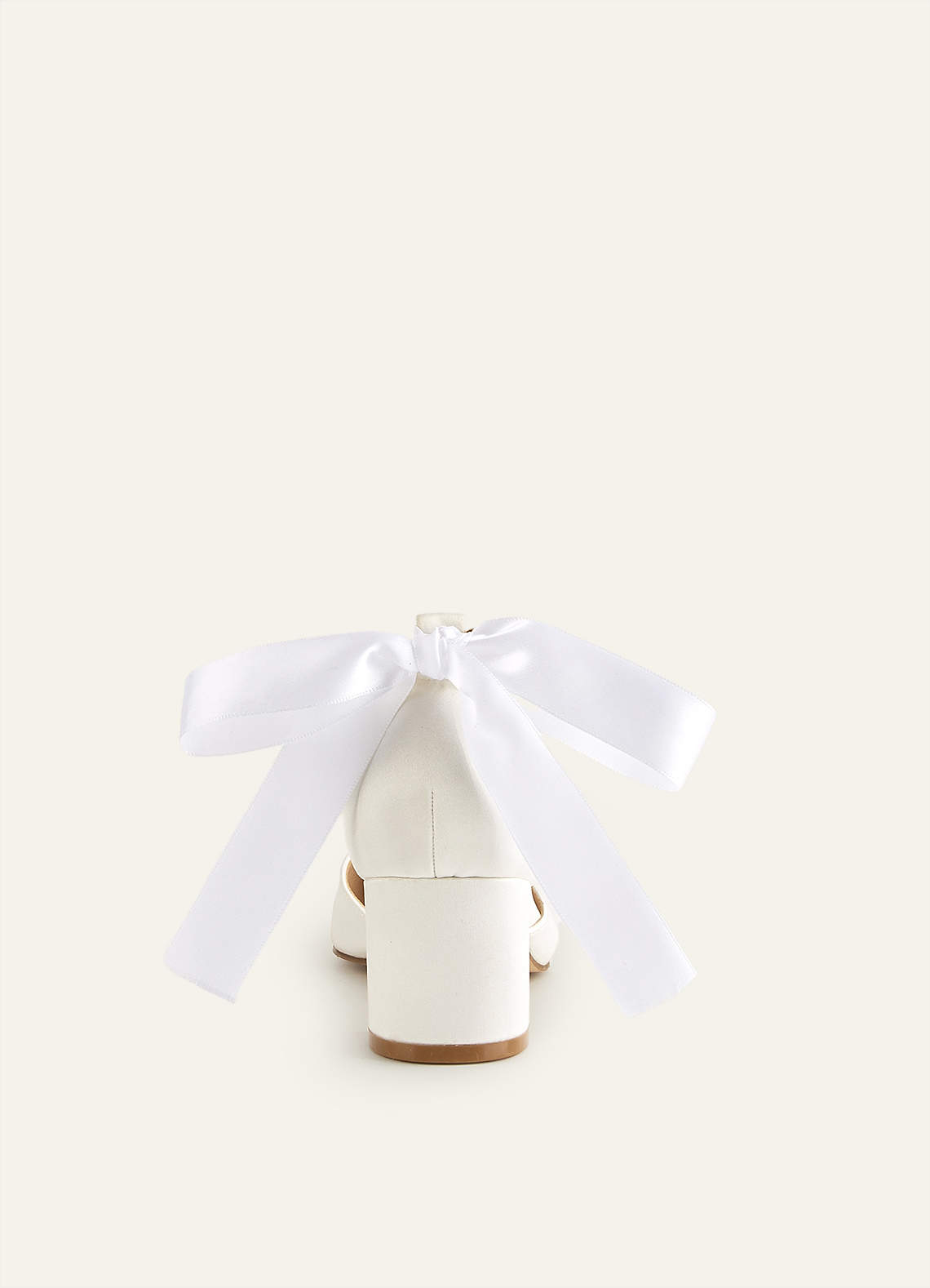 front Salto bloco de bico fino com pérolas de cetim e laço