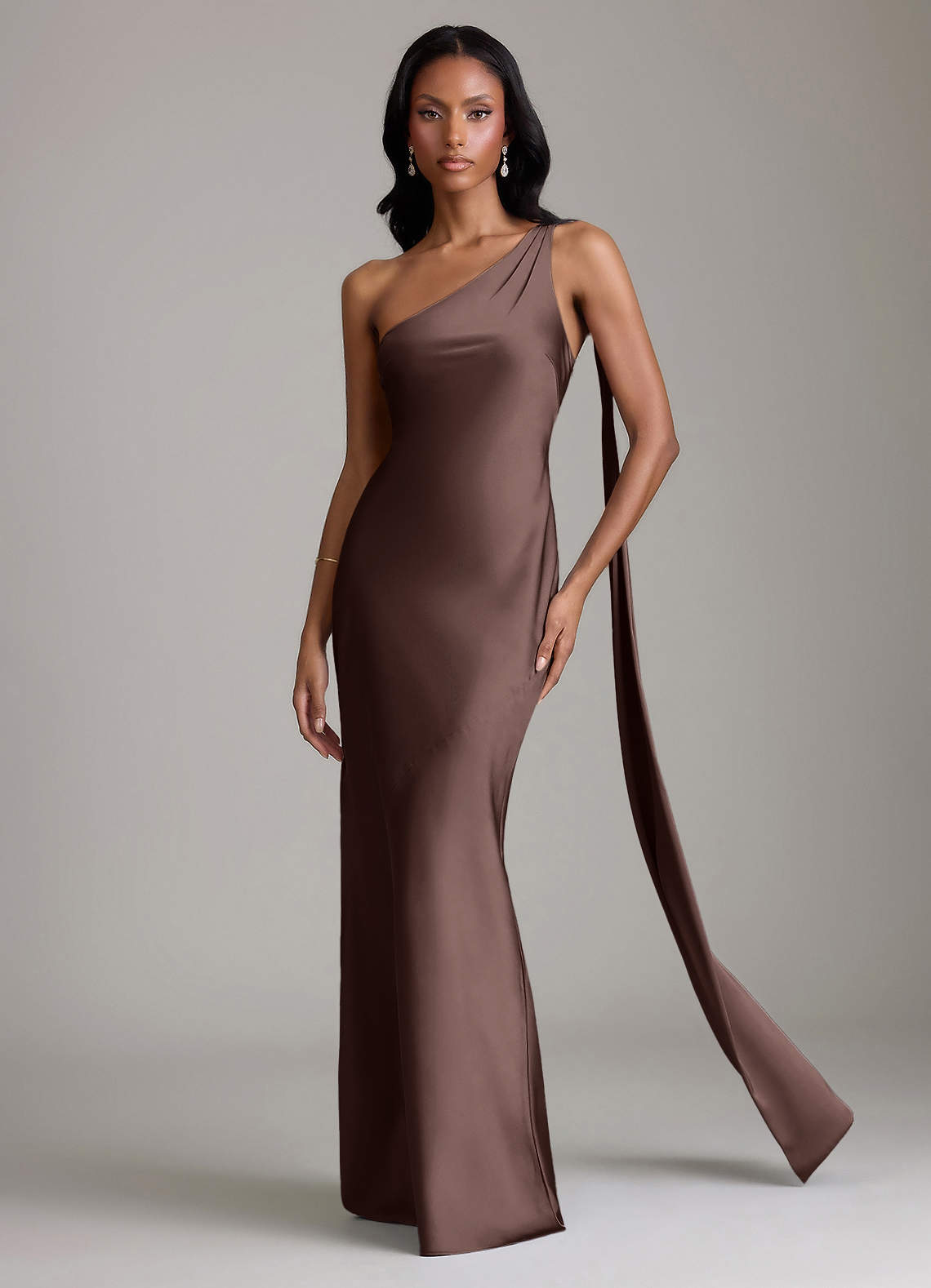 Azazie Juniper Vestidos de damas de honor Vestido de Ganache de Satén Elástico de Corte Sirena con Hombro unilateral image3