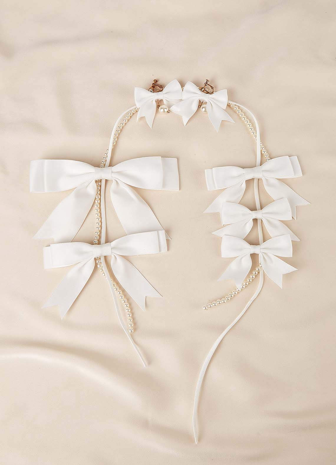 front Set di perle con fiocco bianco