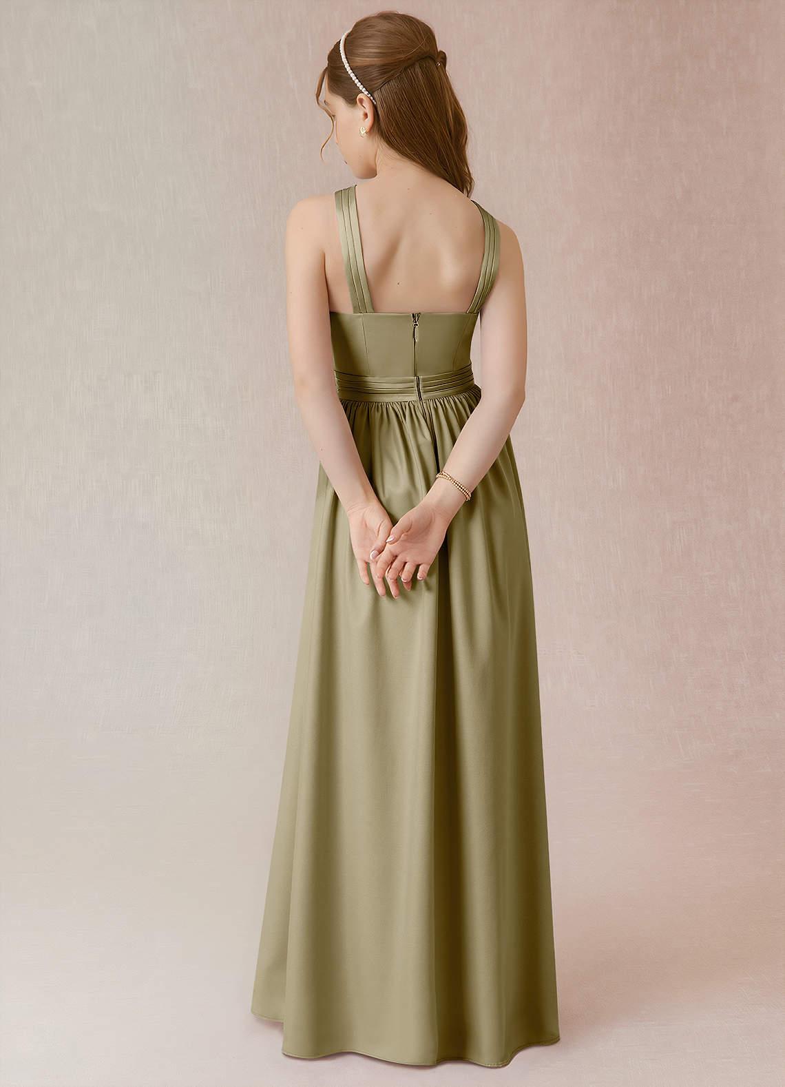 Azazie Jiya Junior Vestido de Musgo Verde de Satén Elástico de Corte en A con Plisado image1