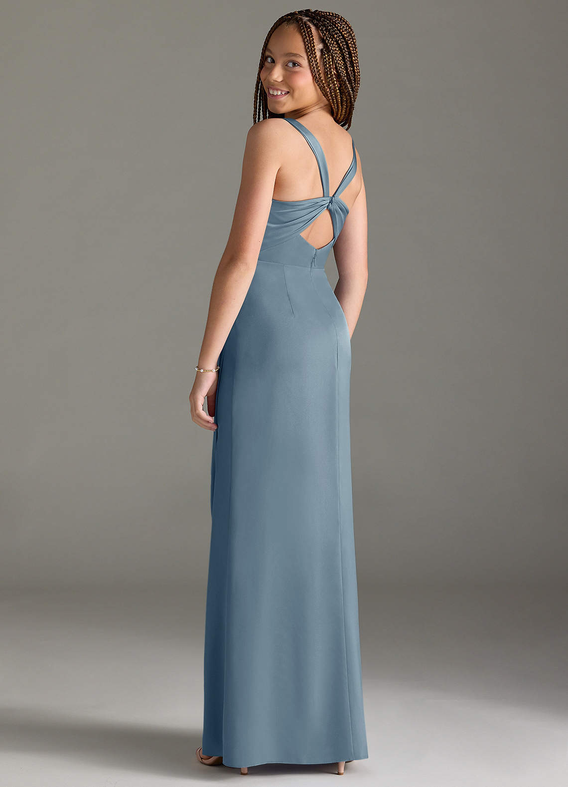 Azazie Mero Junior Vestido de Azul Polvoriento de Satén Elástico de Corte Sirena con Plisado image1