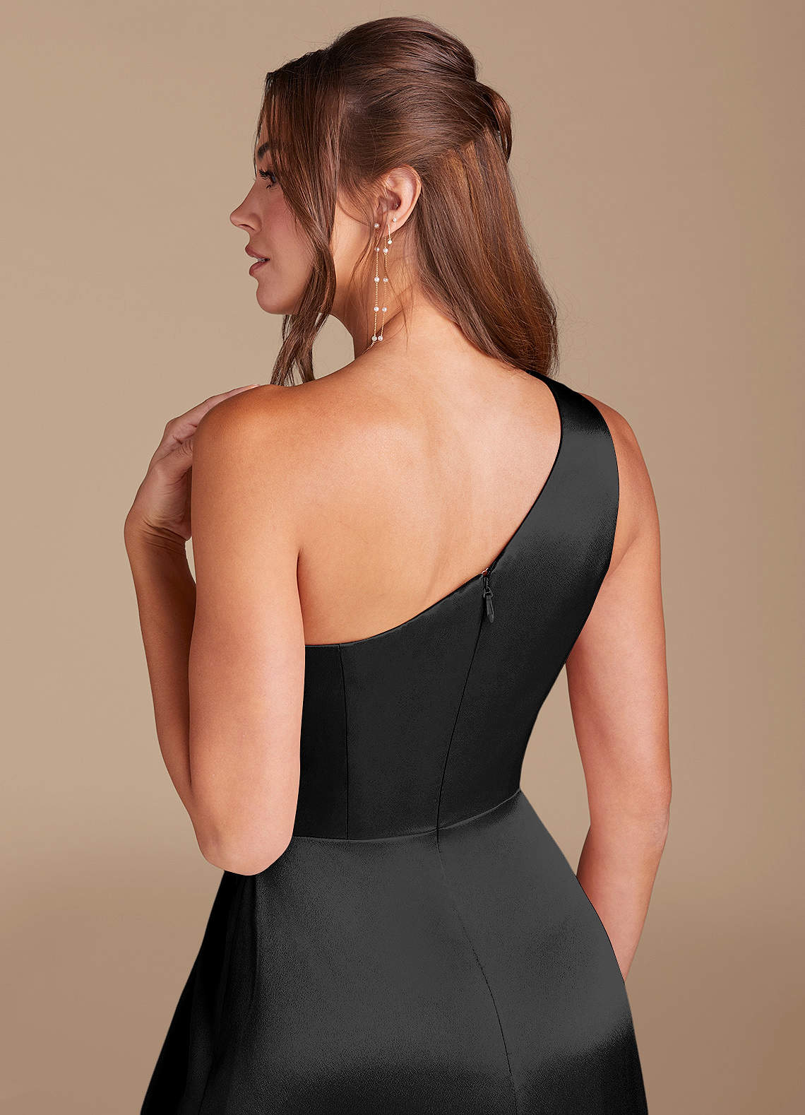 Azazie Brooke Essayer des robes à la maison Robe Trapèze en Satiné métallisé Une épaule Noir image5