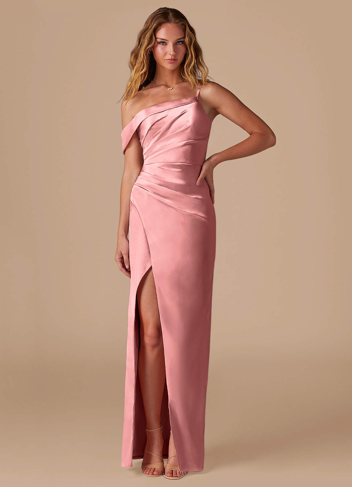 Azazie Lia Jurken voor bruidsmeisjes Jurk van Metaalachtig Satijn met Kolom Off the Shoulder Rozet image1
