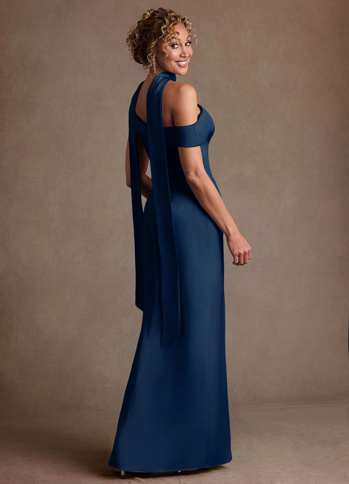 Azazie Kamala Vestidos para mãe da noiva Vestido Azul Marinho de Cetim elástico de Bainha com Um ombro image4