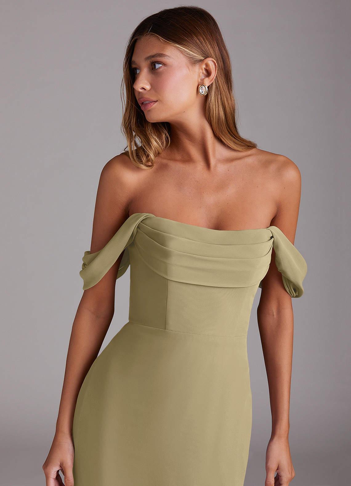 Azazie Saige Vestidos de madrinha de casamento Vestido Musgo Verde de Chiffon de Linha A com Fora do ombro image4