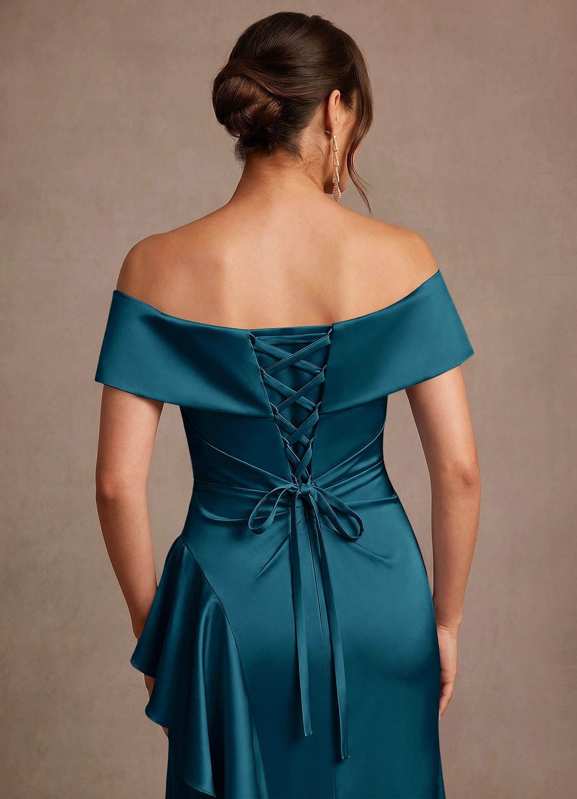 Azazie Kirsty Vestidos para mãe da noiva Vestido Tinta Azul de Cetim elástico de Bainha com Ombros Caídos image5