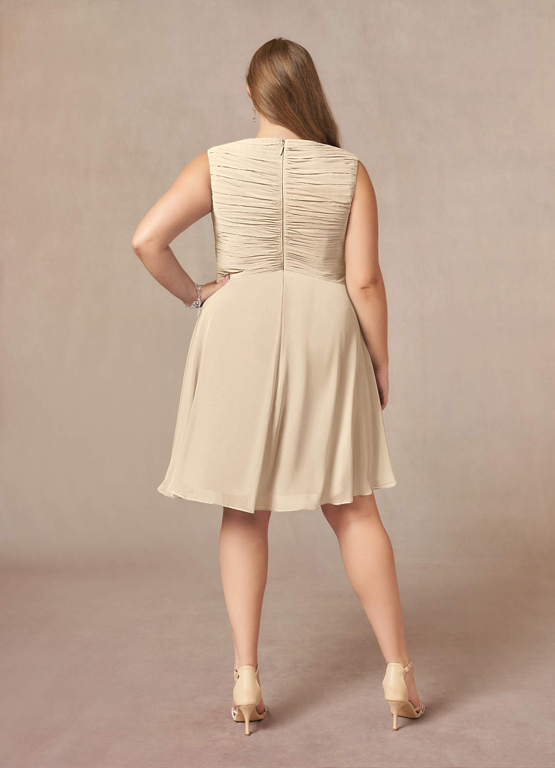 Azazie Theron Mère de la mariée Robes Robe Trapèze en Mousseline de soie Col V plissé Champagne image6