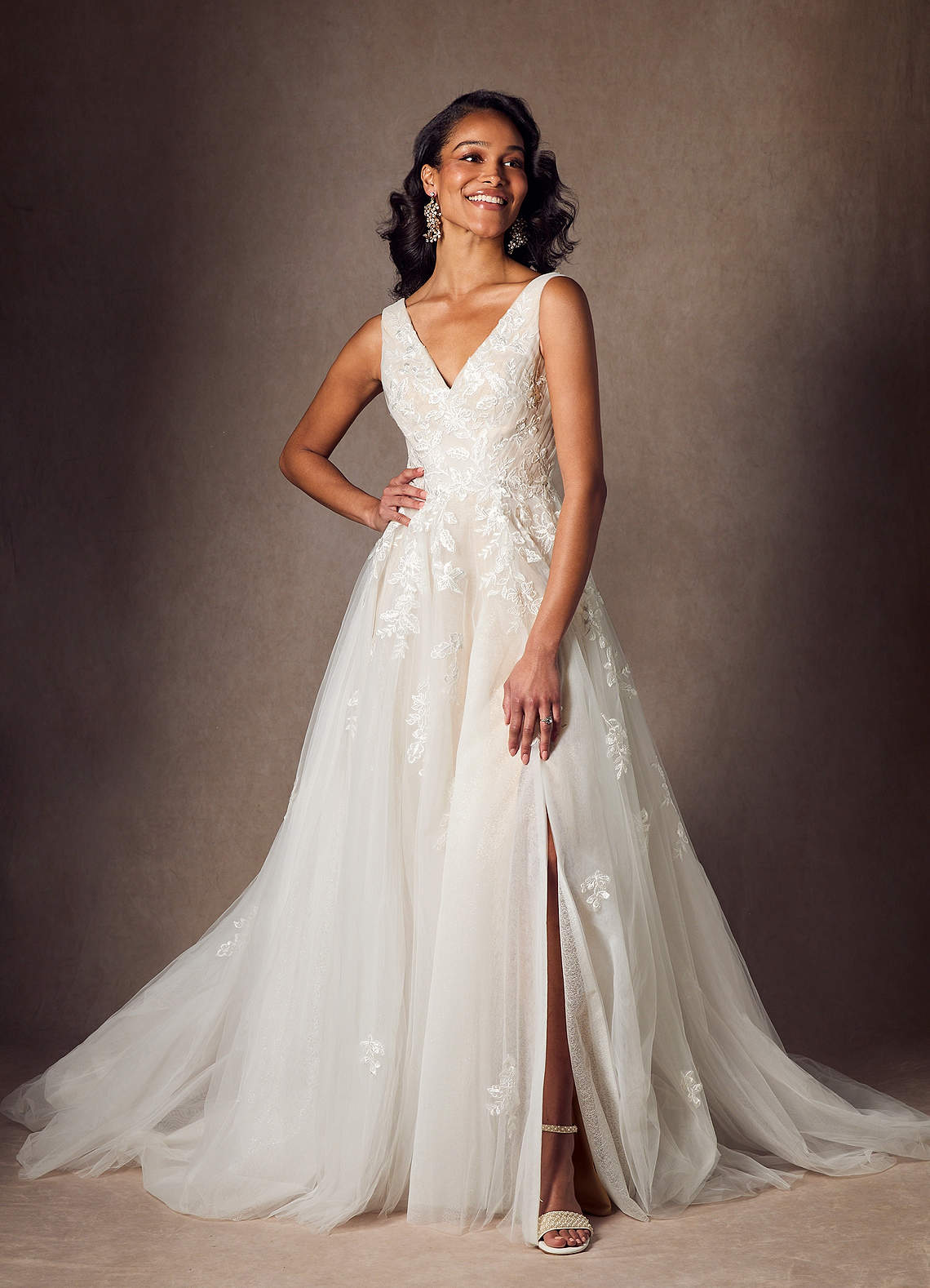 Azazie Joie Abiti da Sposa Abito A-Line in Tulle con Scollo a V e Paillettes Diamante Bianco Nudo image1