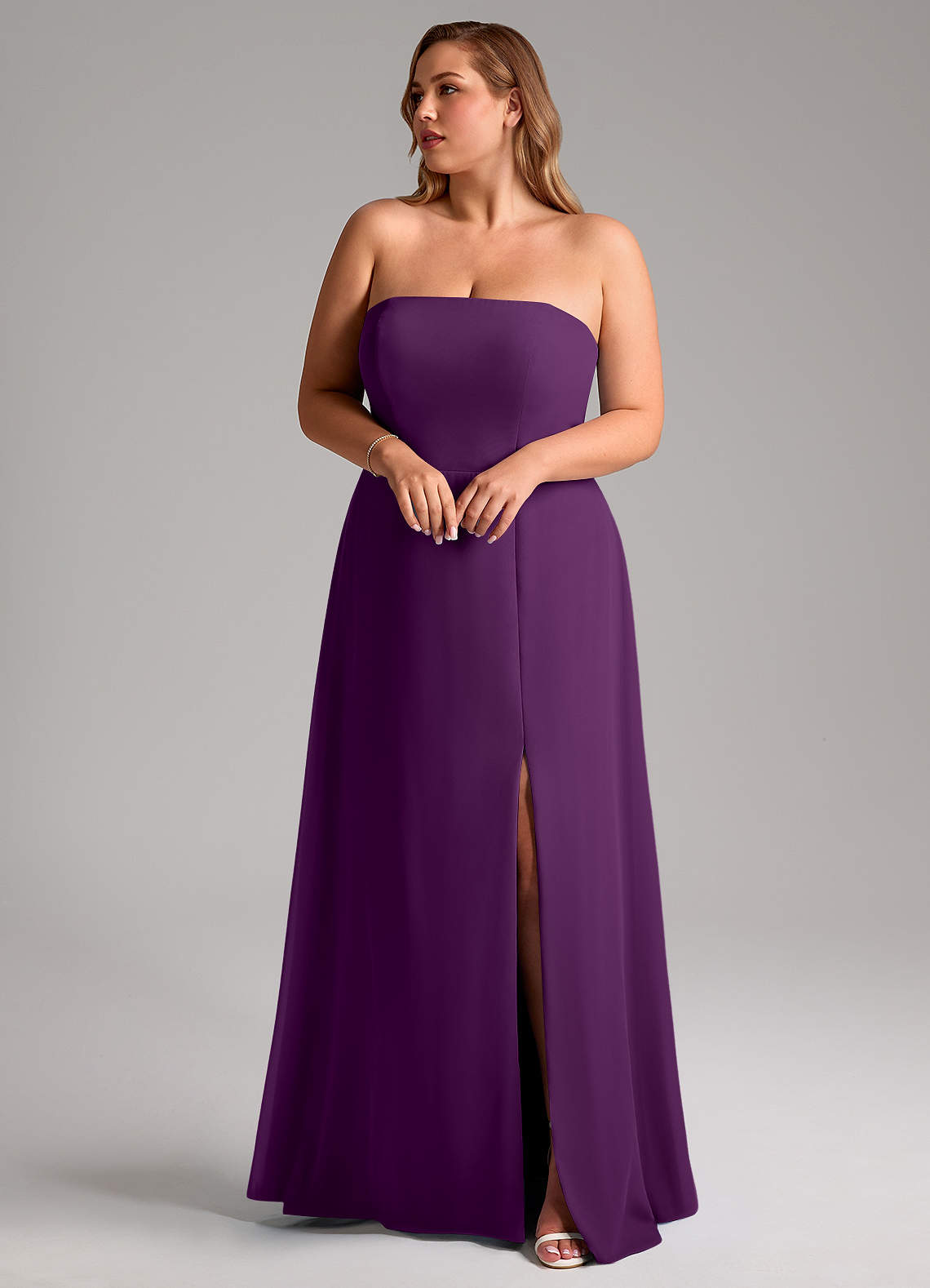 Azazie Wren Vestidos de damas de honor Vestido de Uva de Gasa de Corte en A Convertible con Corte Lateral image9