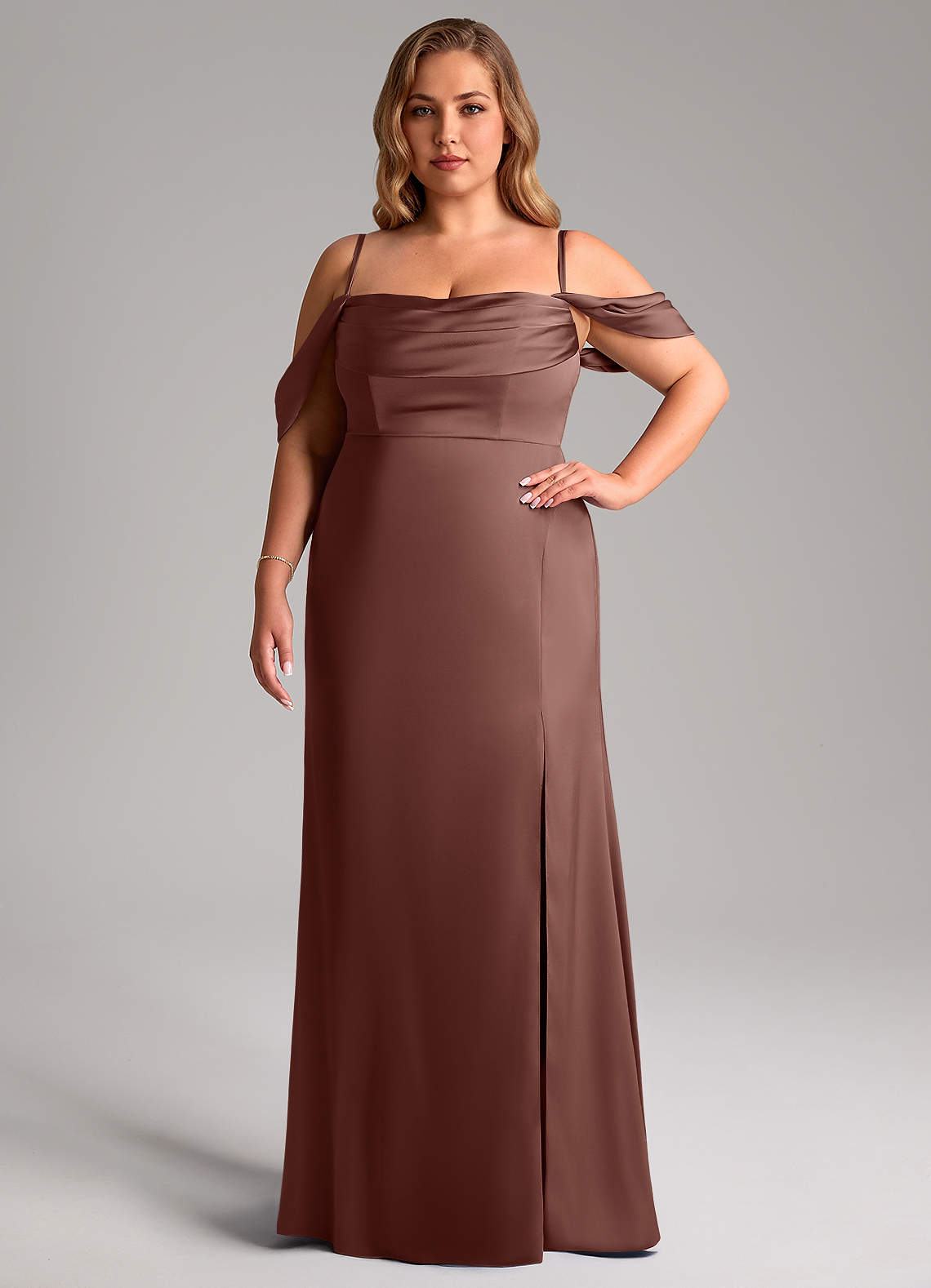 Azazie Saige Vestidos de madrinha de casamento Vestir Café Expresso de Cetim elástico de Bainha com Fora do ombro image14