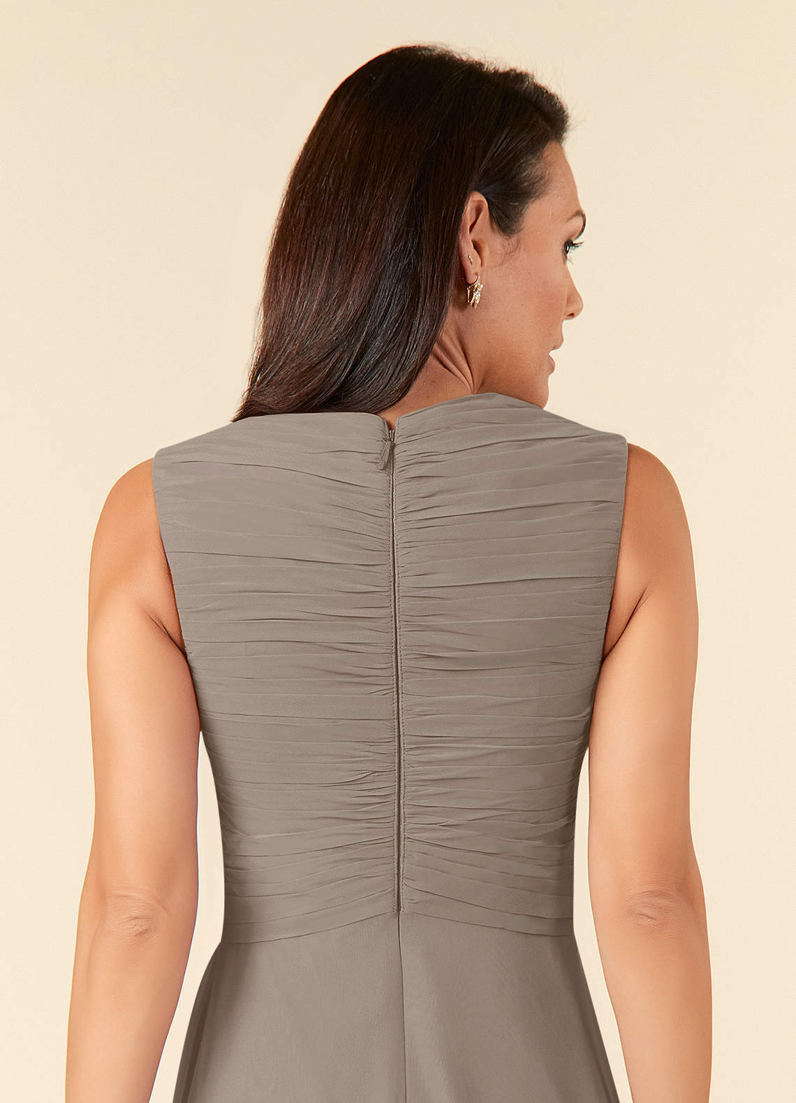 Azazie Theron Mère de la mariée Robes Robe Trapèze en Mousseline de soie Col V plissé Taupe image8