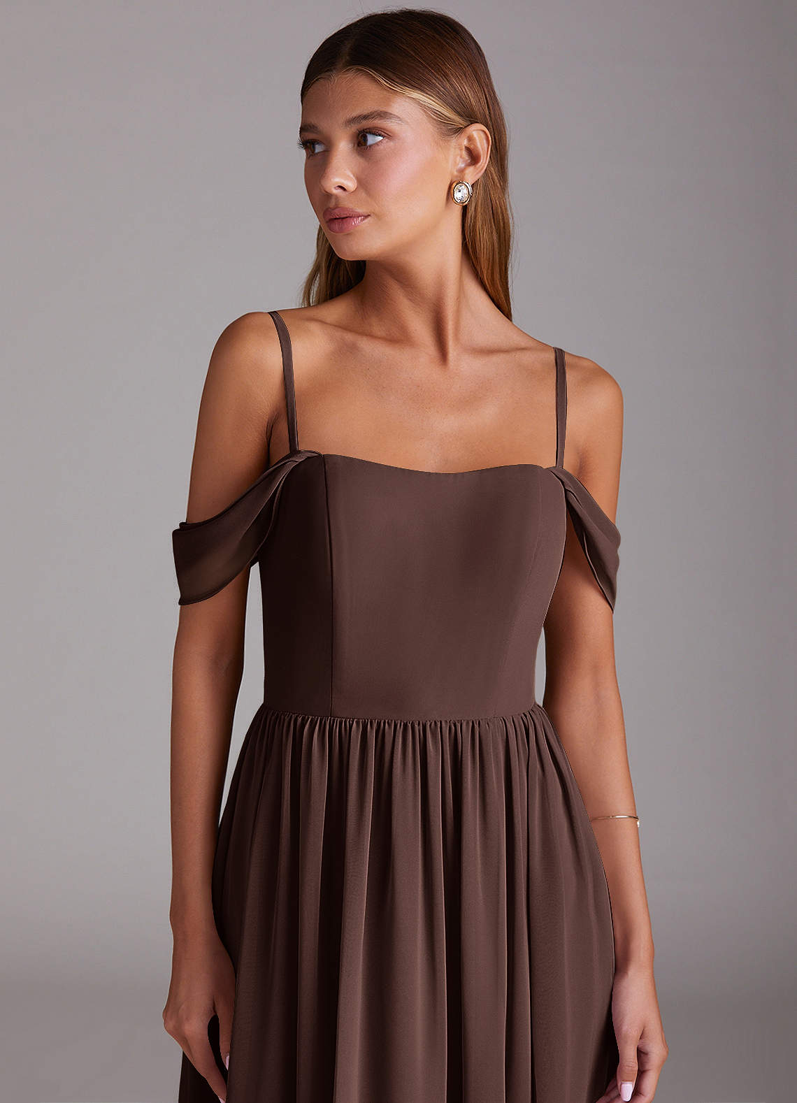 Azazie Calianna Vestidos de madrinha de casamento Vestido Ganache de Chiffon de Linha A com Fora do ombro image1