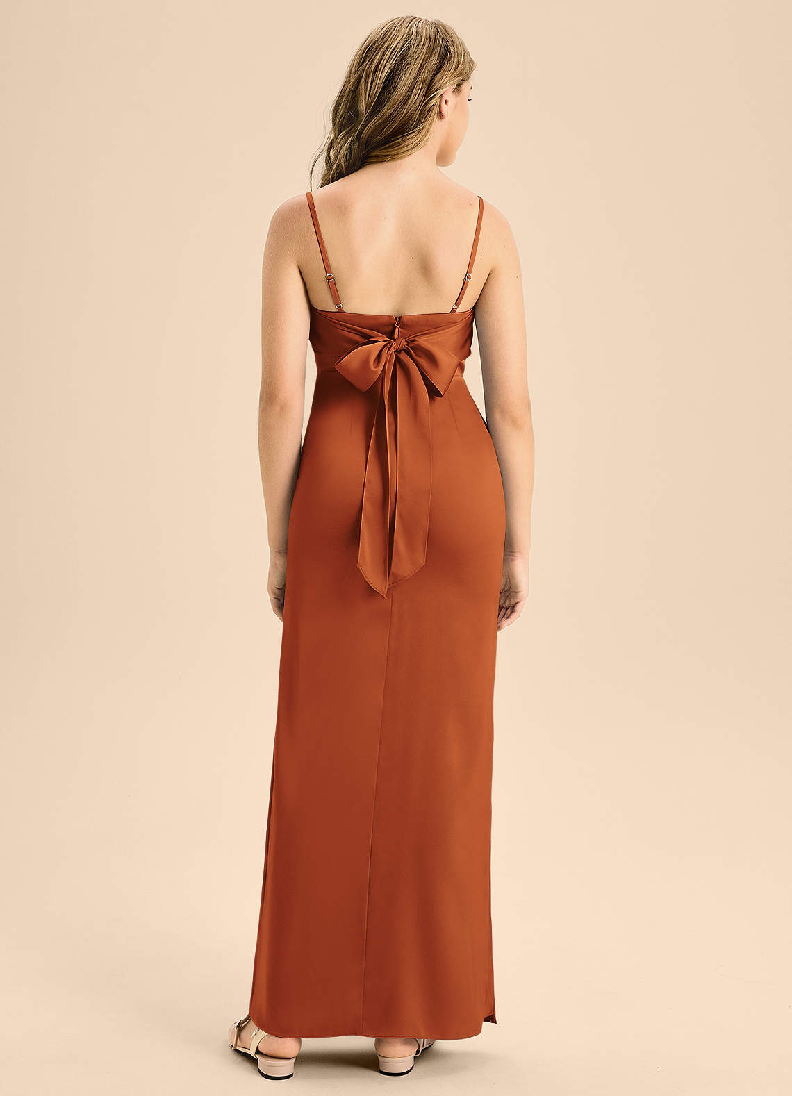 Azazie Mai Junior Vestido Canela de Cetim elástico de Linha A com Decote em coração image1