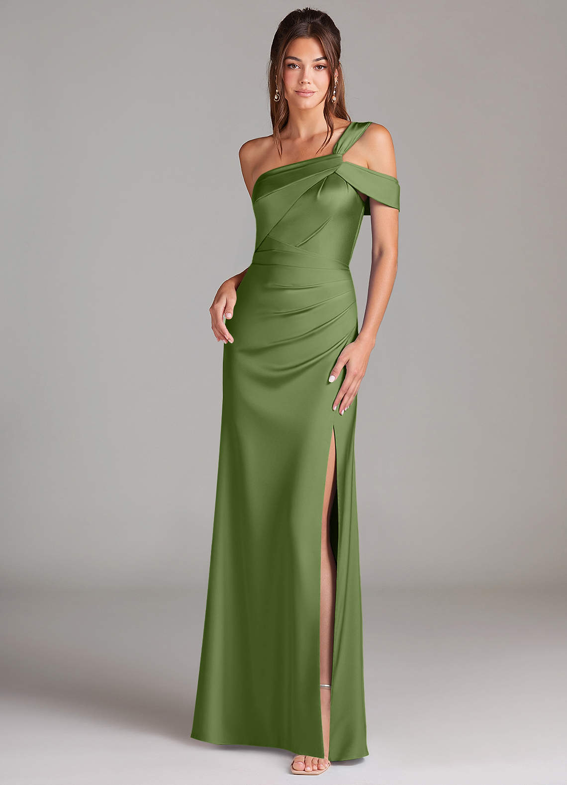 Azazie Wynter Vestidos de damas de honor Vestido de Enebro de Satén Elástico de Corte Recto con Vestidos sin tirantes image1