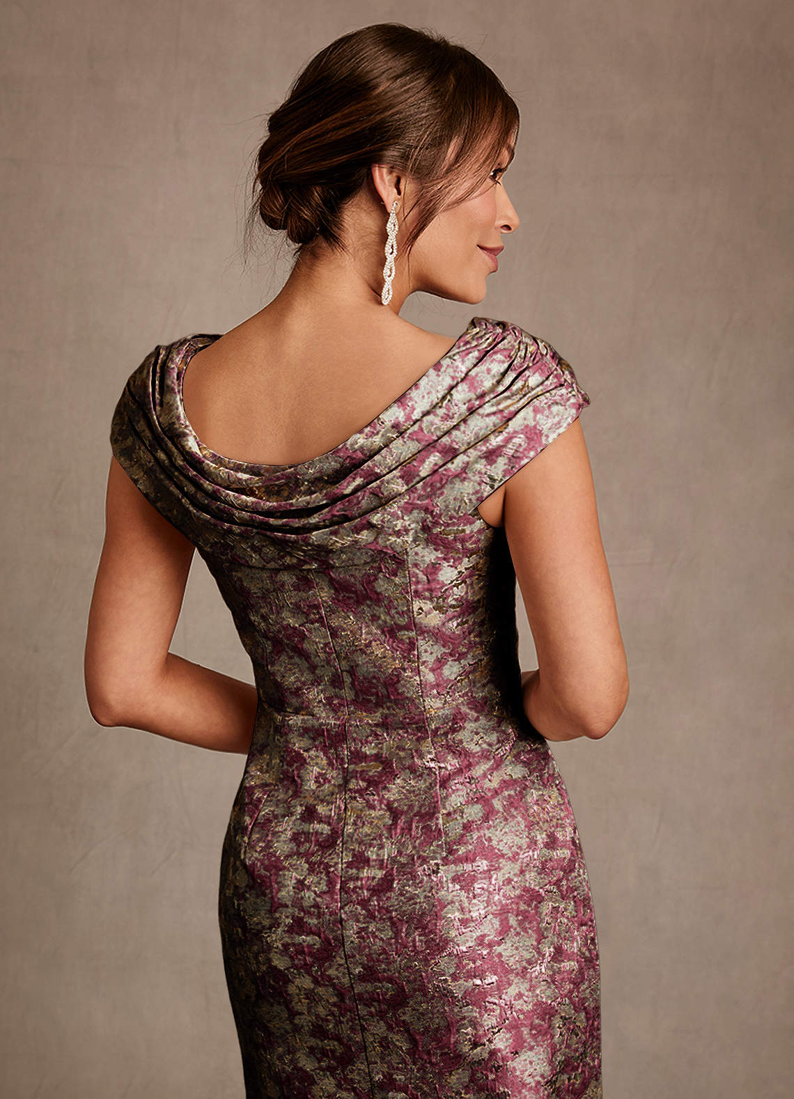 Azazie Alpine Mère de la mariée Robes Robe Trapèze en Jacquard Floral Plissée Cabernet image4