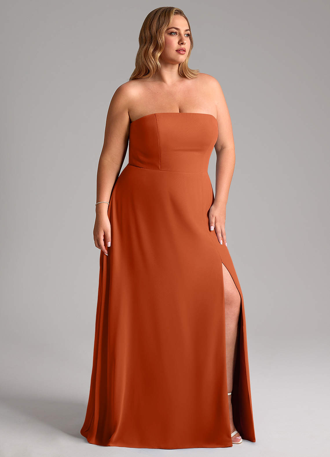 Azazie Wren Essayer des robes à la maison Robe Trapèze Convertible en Mousseline de soie Fente Latérale Auburn image11