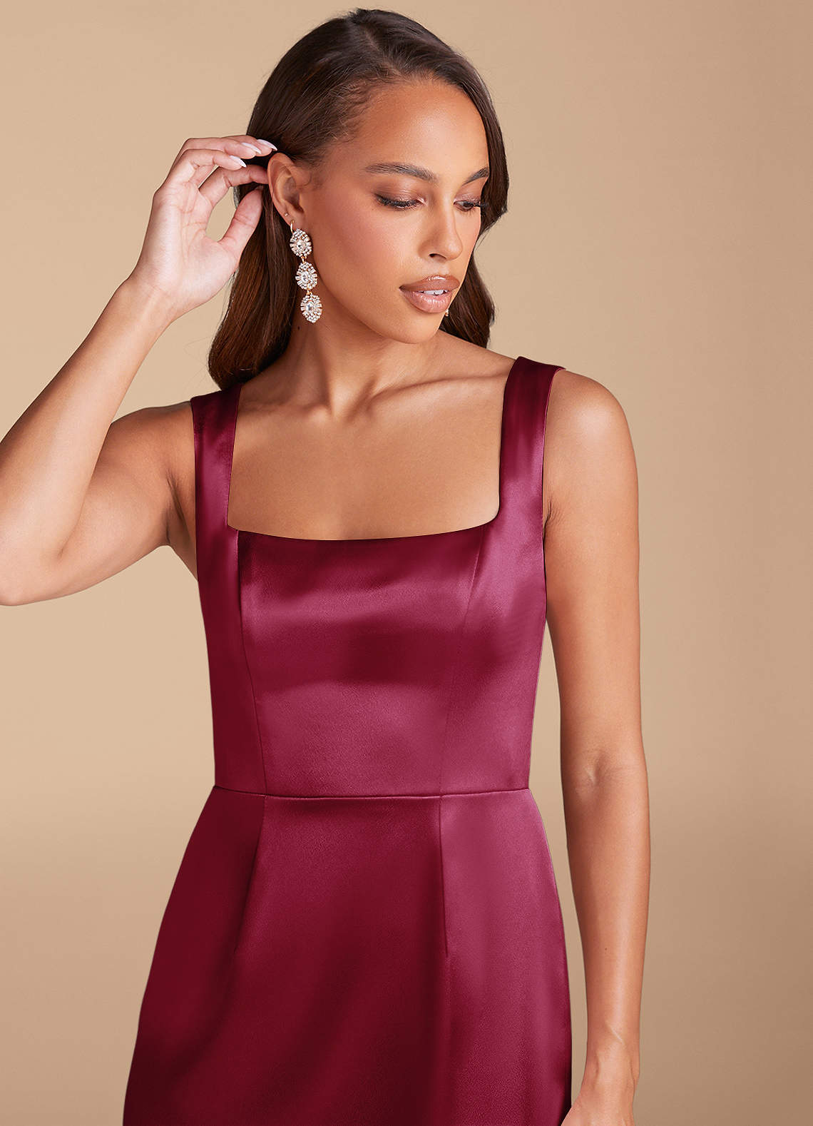Azazie Flori Brautjungfernkleider Etui Seitliche Cut-Outs Metallischer Satin Kleid Burgunderrot image1
