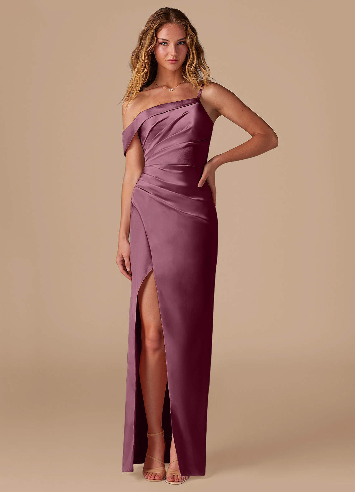 Azazie Lia Jurken voor bruidsmeisjes Jurk van Metaalachtig Satijn met Kolom Off the Shoulder Cabernet image1