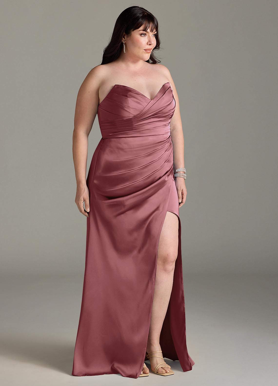 Azazie Yola Probar vestidos en casa Vestido de Amatista de Satén Elástico de Corte Recto Convertible con Cuello en V Plisado image11