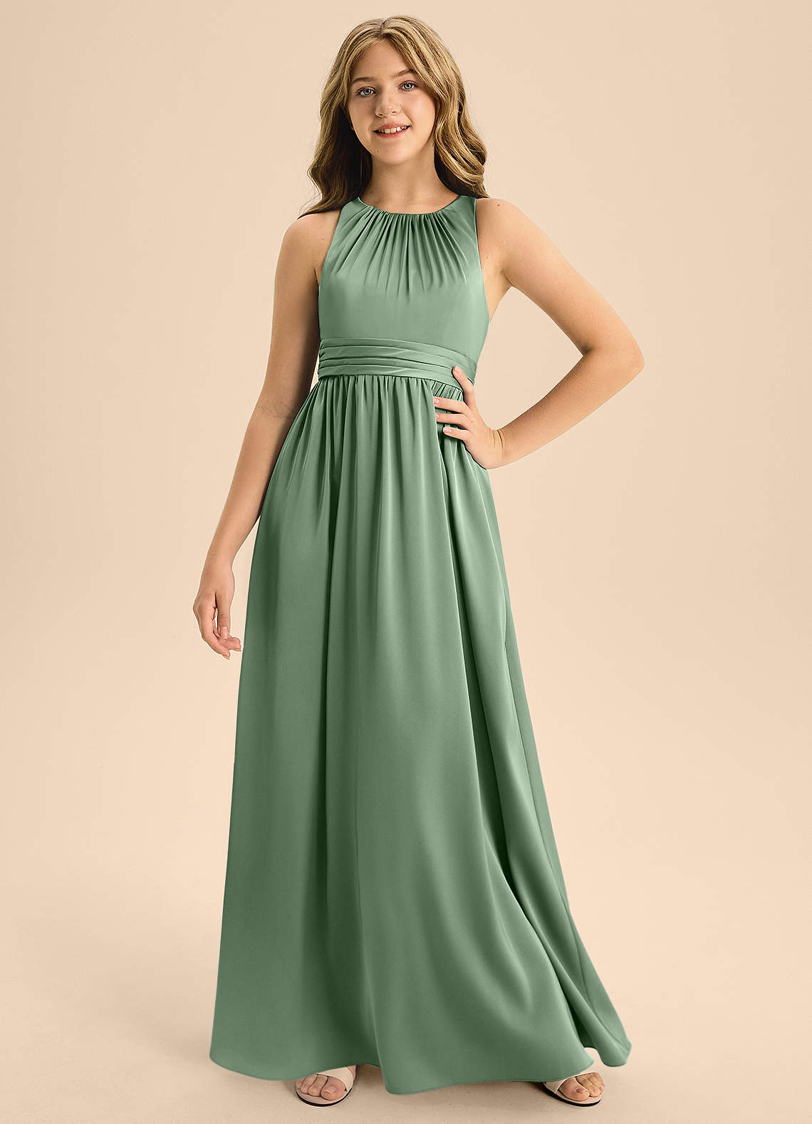 Azazie Jaylah Junior Abito A-Line in Raso Elasticizzato Plissettato Matcha image1