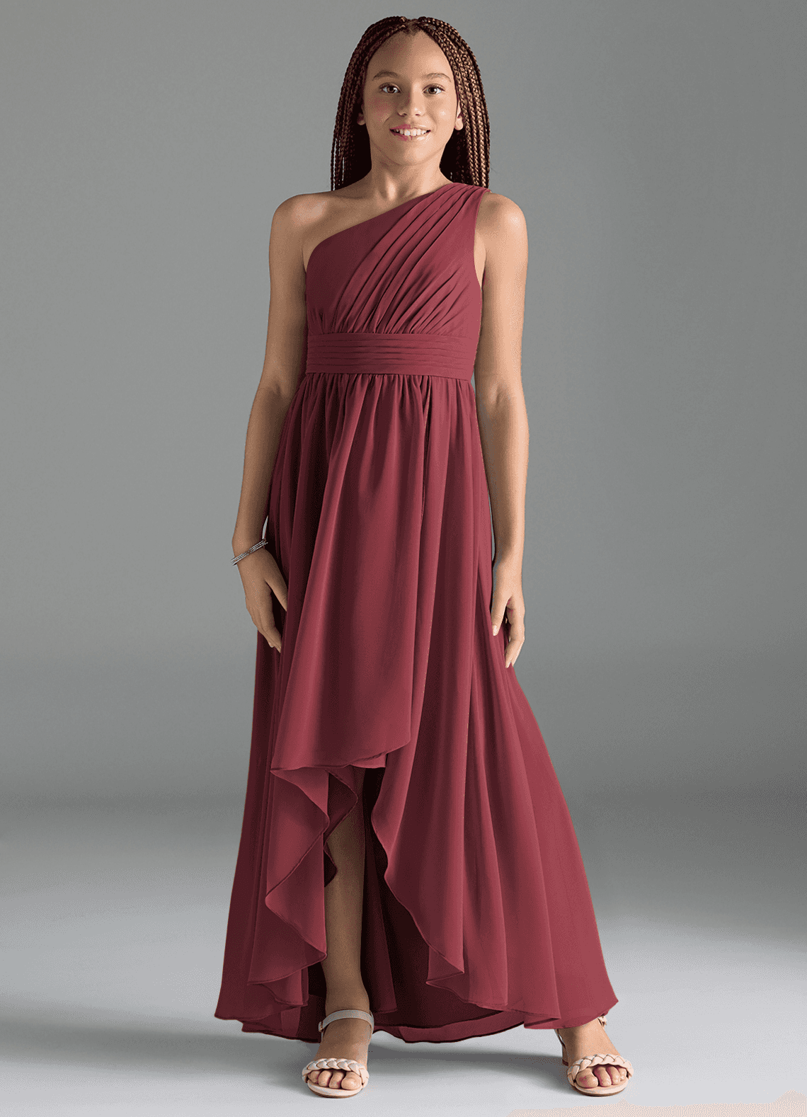 Azazie Mathilda Junior Robe Trapèze en Mousseline de soie Plissée Merlot image1