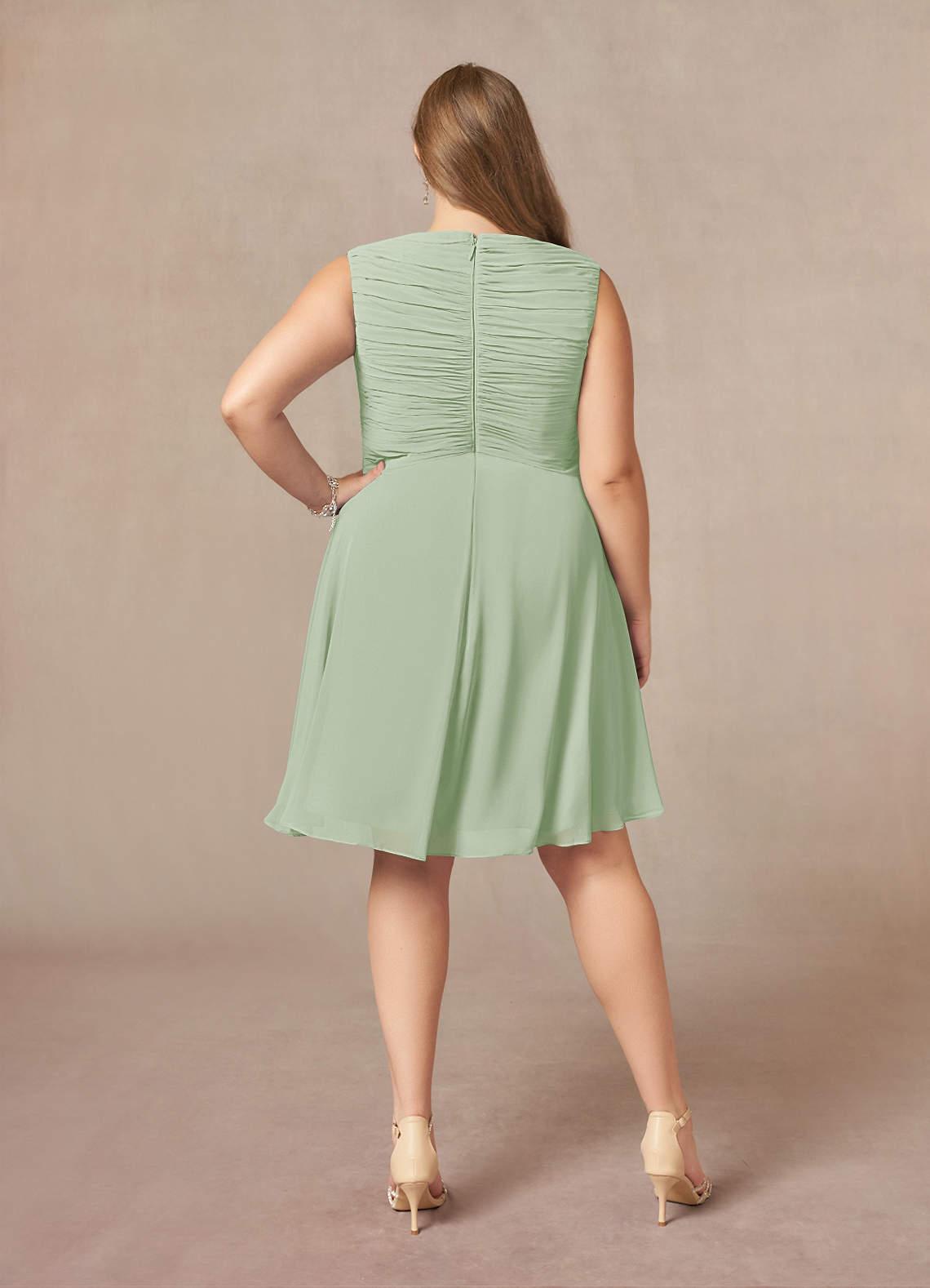 Azazie Theron Mère de la mariée Robes Robe Trapèze en Mousseline de soie Col V plissé Vert Sauge image6