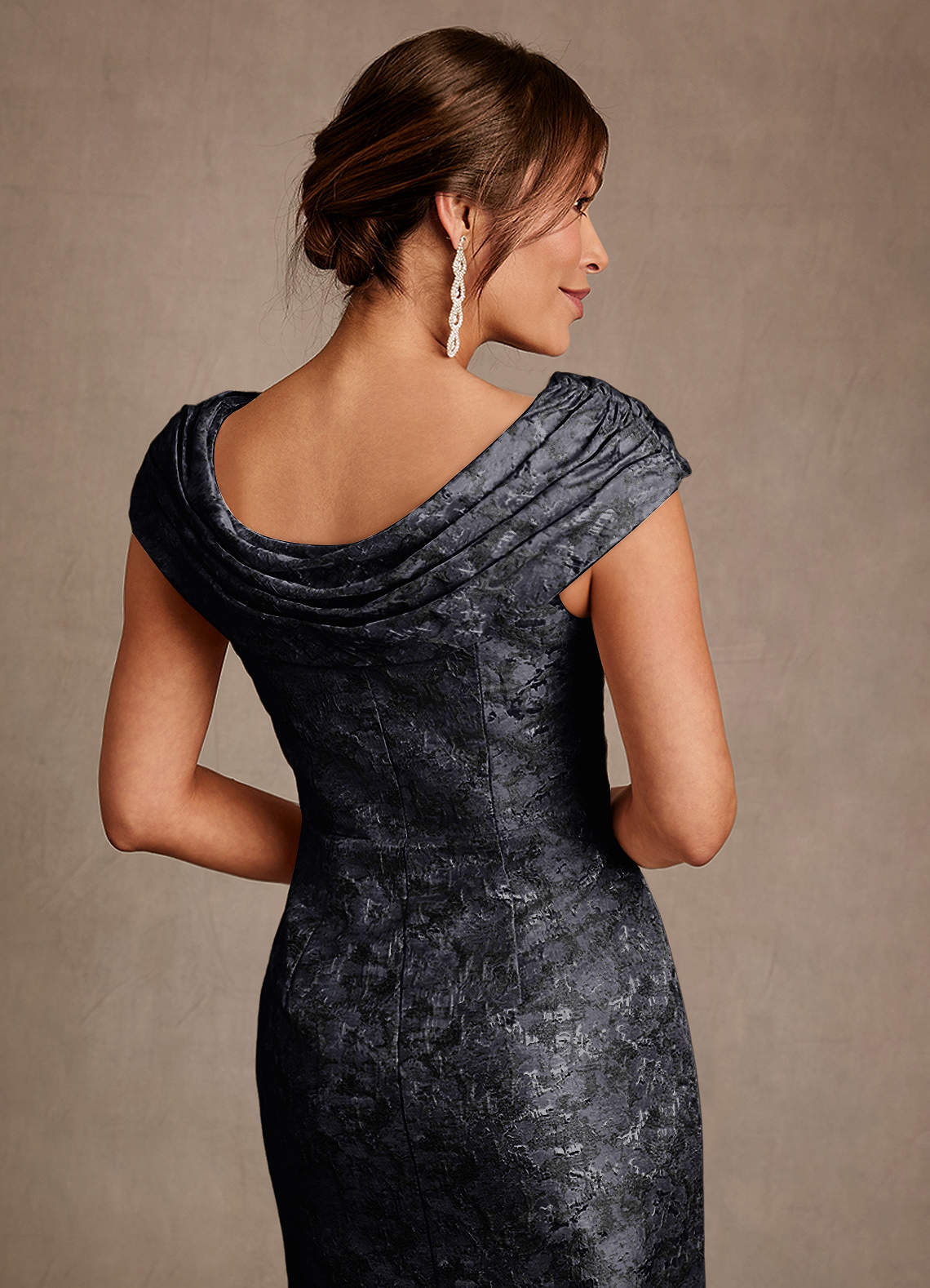 Azazie Alpine Vestidos para mãe da noiva Vestido Preto de Jacquard Floral de Linha A com Plissado image4
