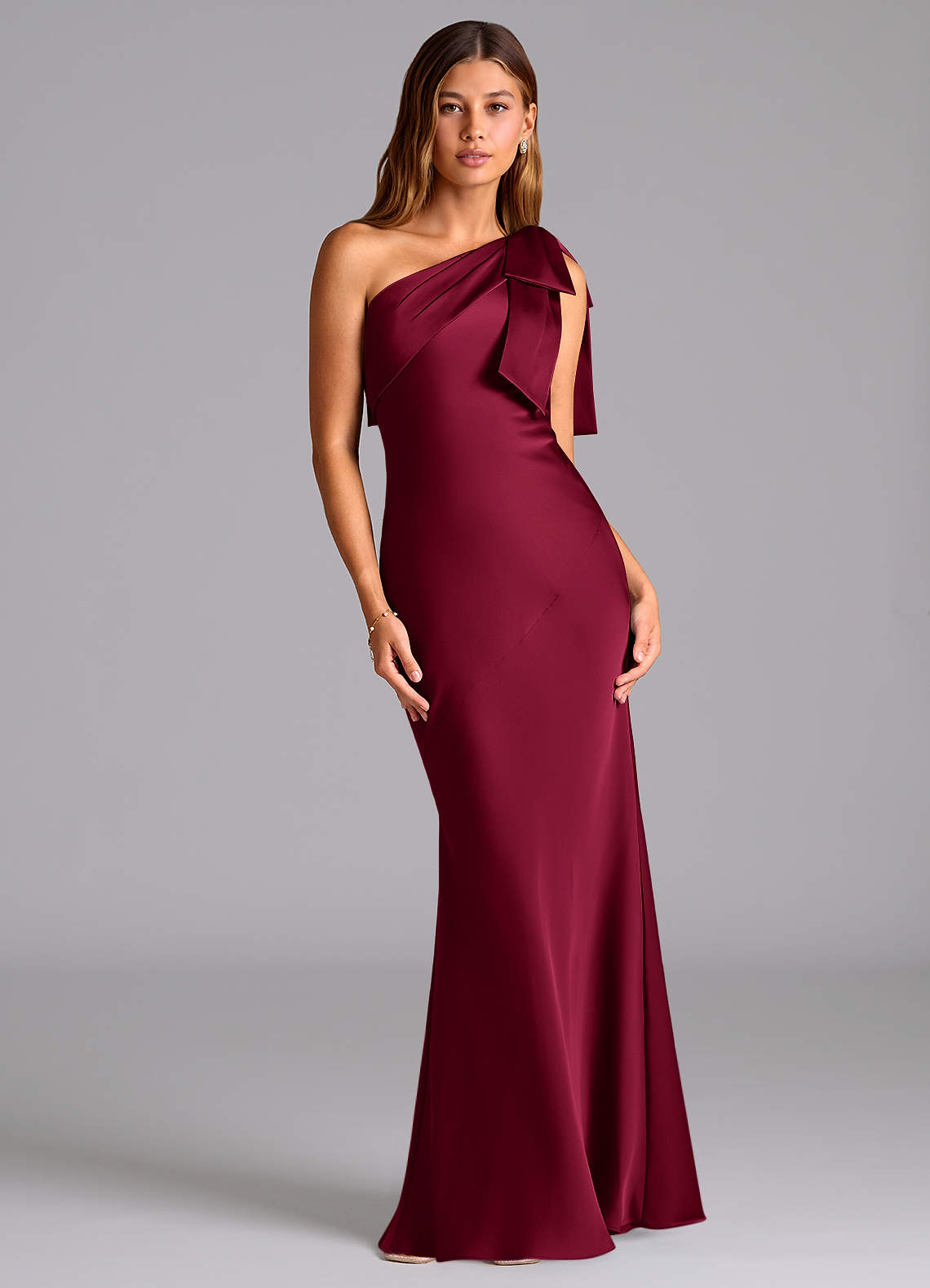 Azazie Yuanna Vestidos de damas de honor Vestido de Borgoña de Satén Elástico de Corte Sirena con Hombro unilateral image1