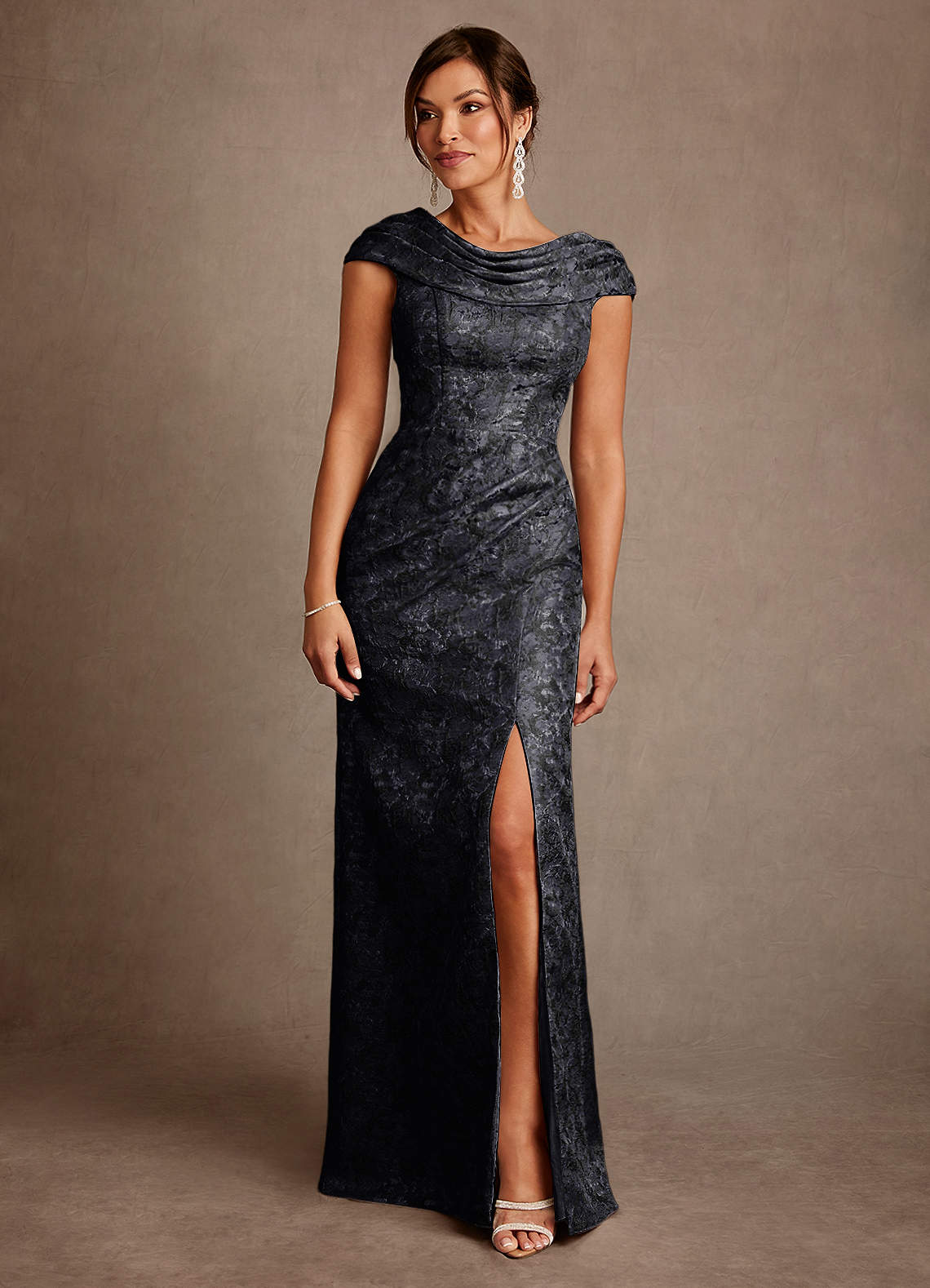 Azazie Irvine Mère de la mariée Robes Robe Trapèze en Jacquard Floral Plissée Noir image2