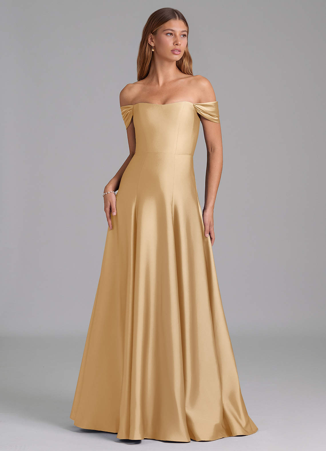 Azazie Seriana 신부 들러리 드레스 A라인 오프 더 숄더 스트레치 새틴 바닥 길이 드레스 image1
